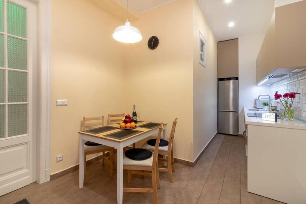 Nice And Cozy Apartment Next To The Parliament Budapest Exterior foto